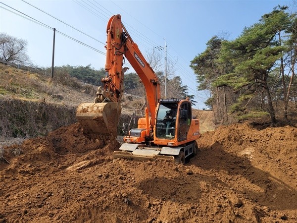 挖掘机在进行挖土